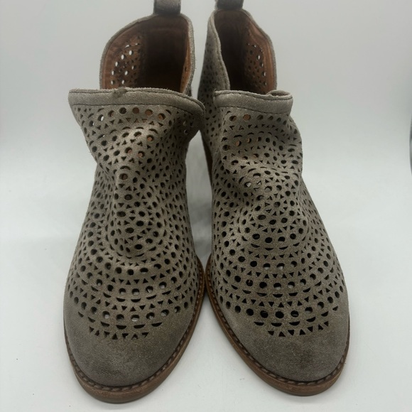 Jeffrey Campbell Rosalee Taupe Beige Perforated High Heel Booties Women 8 EUC - Picture 2 of 11